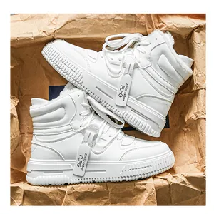 Dettaglio che mostra la morbida fodera in pile e la finitura bianca delle sneakers.