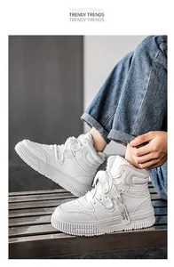 Dettaglio scarpe invernali bianche high-top con fodera in pile e suola spessa con plateau