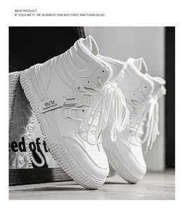 Vista dettagliata di sneaker alte bianche con fodera in pelliccia sintetica