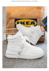 Dettaglio di sneakers invernali alte bianche con calda fodera in pelliccia e suola spessa.