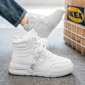 Sneaker alte bianche invernali con calda fodera in pile e spessa suola in gomma