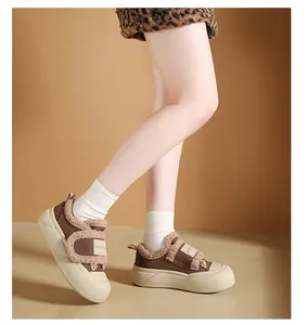 Πλαϊνή όψη γυναικείων καφέ χειμερινών sneakers με πλατφόρμα και ζεστή γούνινη επένδυση