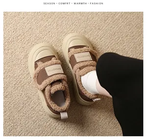 Λεπτομερής όψη των ζεστών sneakers πλατφόρμας με βελούδινη επένδυση και διπλό βέλκρο