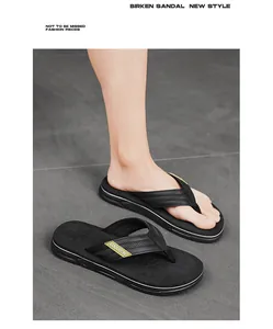 Hochwertige Detailansicht von schwarzen Herren-Flip-Flops mit gelbem Markenetikett