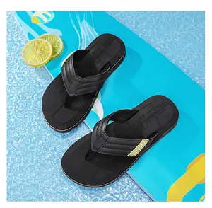 Detailansicht schwarzer Herren-Flip-Flops mit rutschfester Textur auf sommerlichem Hintergrund