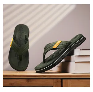 Nahaufnahme strapazierfähiger olivgrüner Herren-Flip-Flops für den Sommer im Freien