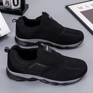 Zapatillas casuales de malla negra transpirable con cierre de velcro para hombre y mujer.