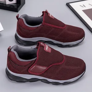 Zapatillas casuales de malla transpirable color burdeos con cierre de velcro para adultos