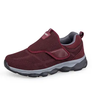 Zapatillas de malla transpirable color burdeos con cierre de velcro ajustable para hombres