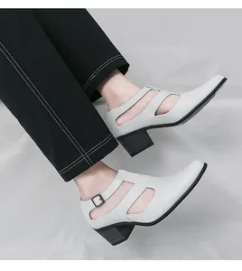 Gros plan de sandales en cuir gris clair pour hommes avec talons hauts et découpes