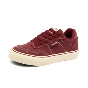 Men's low-top casual canvas sneakers in burgundy with vulcanized soles