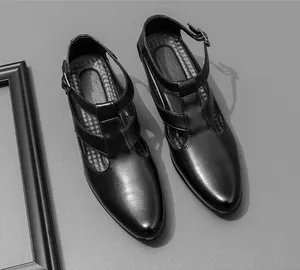 Vue de dessus détaillée de sandales romaines en cuir noir pour hommes au design ajouré