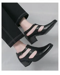 Vue détaillée de sandales en cuir noir pour hommes à talons hauts avec design en T