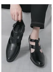 Détail de sandales romaines à talons hauts en cuir noir pour hommes avec bride en T élégante