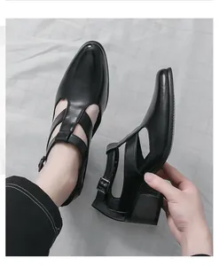 Détails de profil pour ces sandales romaines en cuir noir pour hommes avec talon.