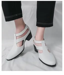 Vue détaillée des sandales romaines blanches pour hommes à talons hauts et cuir ajouré