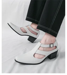 Détail de sandales romaines en cuir blanc pour hommes avec un talon bloc noir élégant.