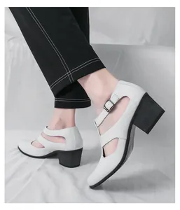 Gros plan de sandales en cuir blanc pour hommes avec découpes, talons hauts et boucles.