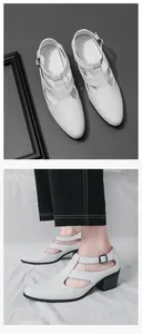 Vue détaillée de sandales romaines à talons hauts pour hommes en cuir blanc avec boucles.
