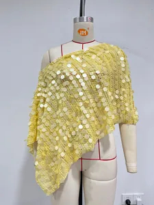 Gelber Pailletten-Häkelponcho mit asymmetrischem Saum auf weißem Mannequin gezeigt