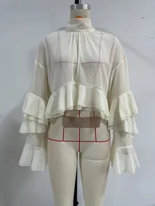 Detailansicht einer transparenten weißen Organza-Bluse mit Rüschenärmeln auf Schneiderpuppe