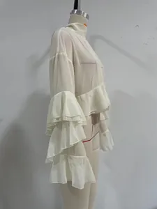 Detailansicht einer weißen Organza-Bluse mit eleganten, gestuften Rüschenärmeln
