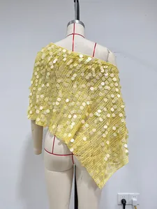 Detailansicht eines gelben Pailletten-Ponchos auf einer Schaufensterpuppe
