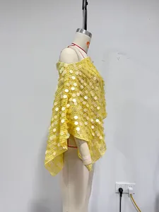 Seitenansicht mit Details des gelben Pailletten-Poncho-Capes auf einer Schneiderpuppe