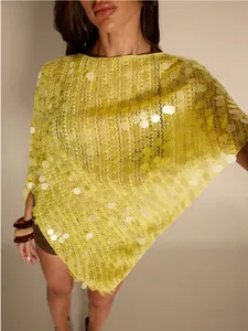 Detailansicht eines gelben Pailletten-Ponchos mit Lochmuster und Saum