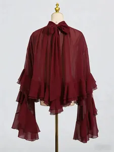 Elegante weinrote Netzbluse mit Rüschenschichten und stilvollem Rückenschleifen-Detail
