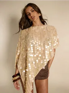 Detailansicht eines beigen Pailletten-Ponchos mit unregelmäßigem Saum für Boho-Chic