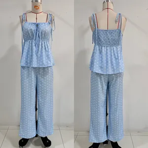Vorder- und Rückansicht eines hellblauen Punkt-Camisole- und weiten Hosen-Sets.