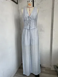 Detailansicht des hellblauen Weste- und Weitbeinhose-Sets aus Spitze auf einer Schaufensterpuppe