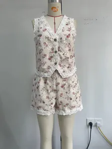 Detailansicht des zweiteiligen Sets mit Blumenmuster, Spitzensaum, Weste und Shorts