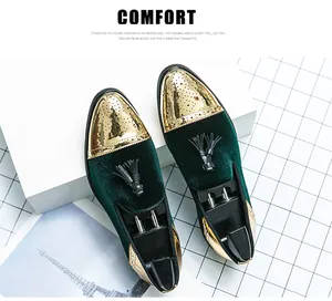 Vue de dessus détaillée de mocassins pour hommes en velours vert et cuir doré à glands