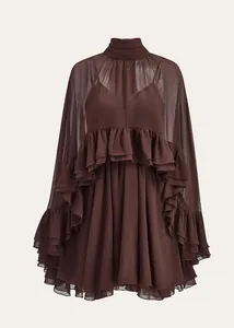 Gedetailleerde weergave van elegante tweedelige bruine chiffon jurk met ruches en voering.