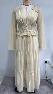 Elegantes beiges Maxikleid im französischen Stil aus Chiffon mit Spitze und Taillenband