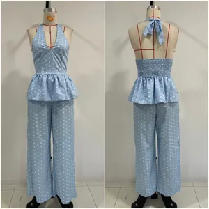 Vistas detalladas frontal y trasera de un conjunto azul de lunares con top halter peplum