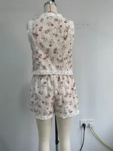 Rückansicht von Weste und Shorts mit Blumenmuster und weißem Spitzenbesatz