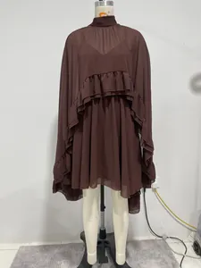 Detailweergave van bruine chiffon jurk met elegante ruches en een hoge halslijn.