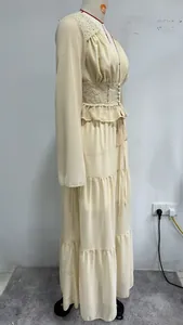 Seitenansicht eines beigen Chiffon-Maxikleides im französischen Stil mit Spitzendetails