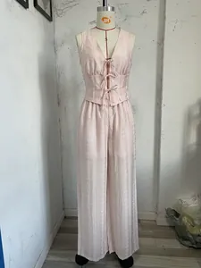 Detailansicht eines rosa zweiteiligen Sets mit ärmelloser Weste zum Binden und weiter Hose
