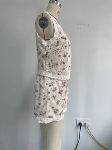 Damen Set mit Blumenmuster Weste und Shorts mit weißem Spitzenbesatz Seitenansicht