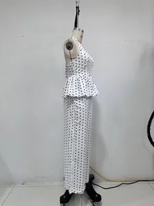 Vista lateral detallada de top halter de lunares blancos y pantalones de pierna ancha