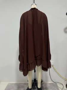 Achteraanzicht van de elegante bruine chiffon cape op een etalagepop model