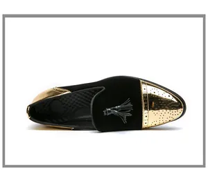 Vue détaillée de mocassins pour hommes en velours noir et cuir métallique doré