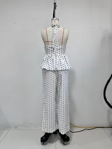 Vista posterior detallada del diseño halter y la cintura peplum de este conjunto pois