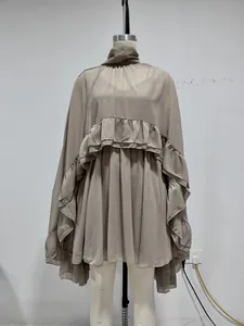 Gedetailleerd overzicht van elegante tweedelige chiffon jurk set met ruches