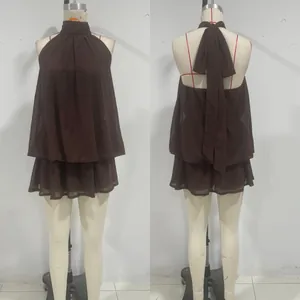 Vues détaillées avant et arrière d'une mini-robe dos nu à volants de couleur chocolat
