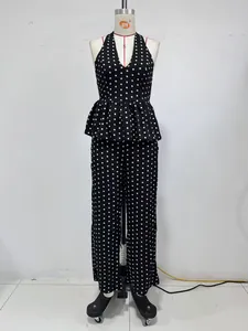 Detalle de conjunto de top halter con lunares negros y pantalón de pernera ancha